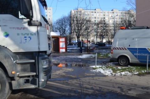 Hulladékgyűjtő tehergépkocsi okozott balesetet Győrben