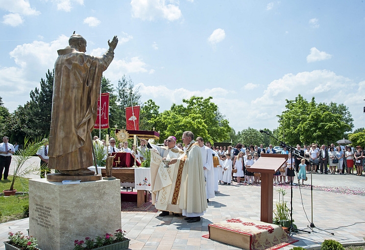 Felszentelték Szent II. János Pál pápa szobrát Győrben Felszentelték Szent II. János Pál pápa szobrát Győrben