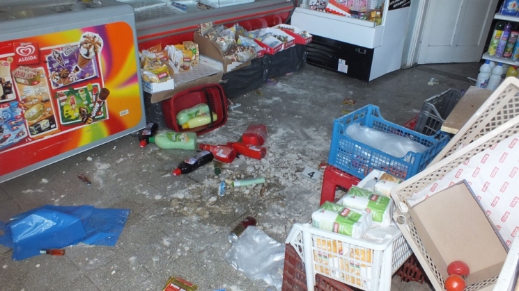 A bolt plafonján ütött lyukat a betörő