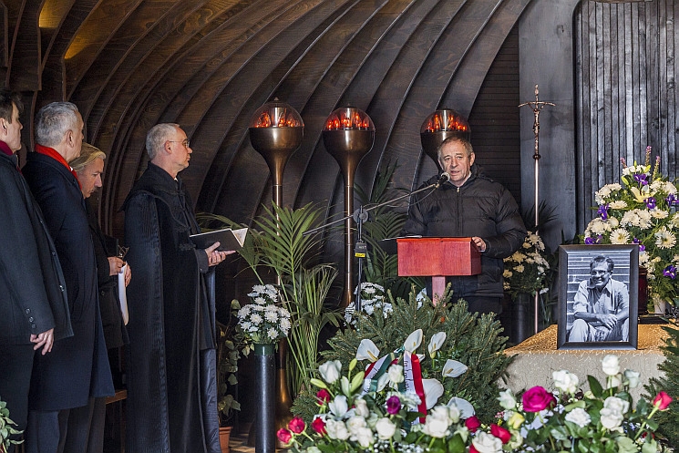 Jordán Tamás színművész beszédet mond Hankiss Elemér szociológus, irodalomtörténész, a Magyar Televízió korábbi elnöke temetésén Budapesten, a Farkasréti temetőben 2015. január 31-én. Mellette Miszlivetz Ferenc és Manchin Róbert szociológusok, Lengyel László közgazdász, politológus és Balog Zoltán református lelkész, az emberi erőforrások minisztere 