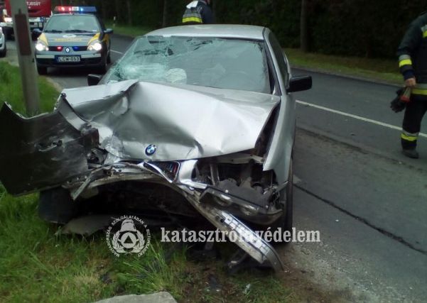 Hármas karambol, nyerges vontató az árokban Hármas karambol, nyerges vontató az árokban