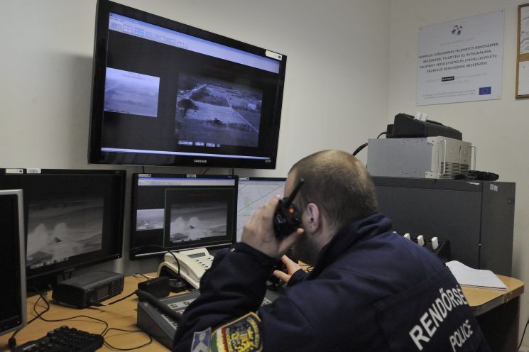Így fülelik le a tilosban járó migránsokat