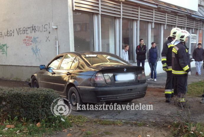 Házfalnak hajtott egy autós a szombathelyi belvárosban