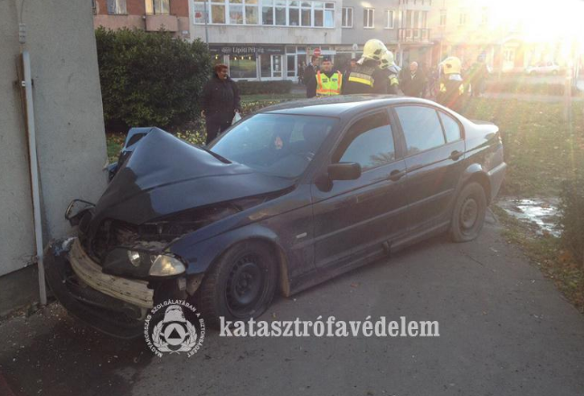 Házfalnak hajtott egy autós a szombathelyi belvárosban