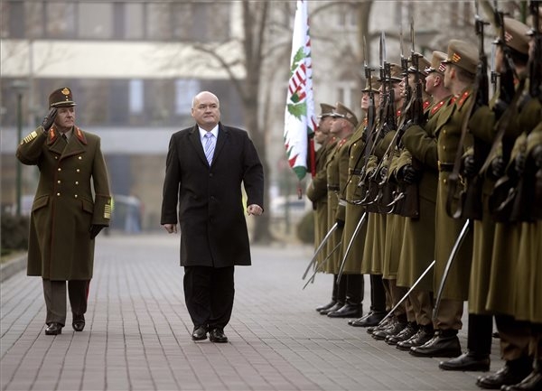 Hende Csaba ellép a díszszázad előtt Hende Csaba ellép a díszszázad előtt
