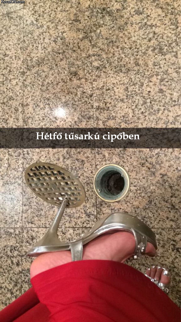 Hétfő tűsarkú cipőben Hétfő tűsarkú cipőben