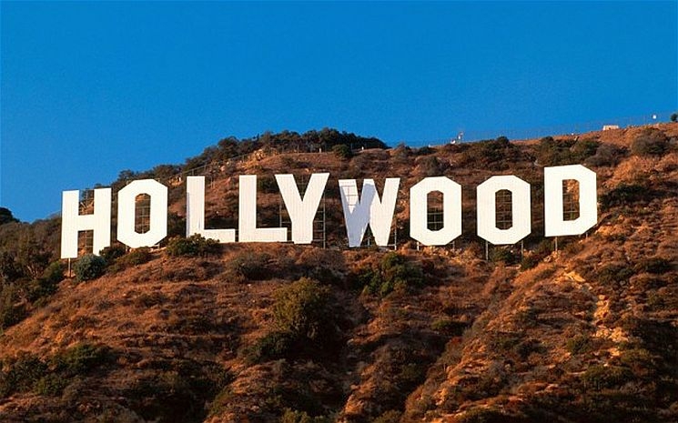 92 éves a "Hollywood" felirat