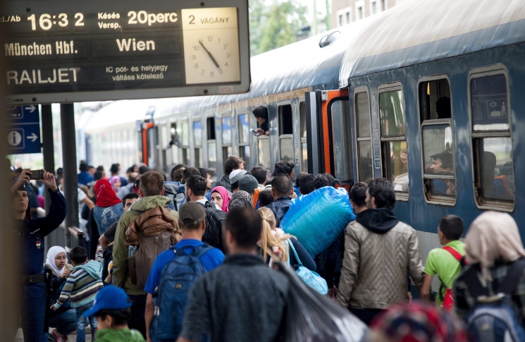 Korlátozott számban felszállhatnak a migránsok a nemzetközi vonatokra Korlátozott számban felszállhatnak a migránsok a nemzetközi vonatokra