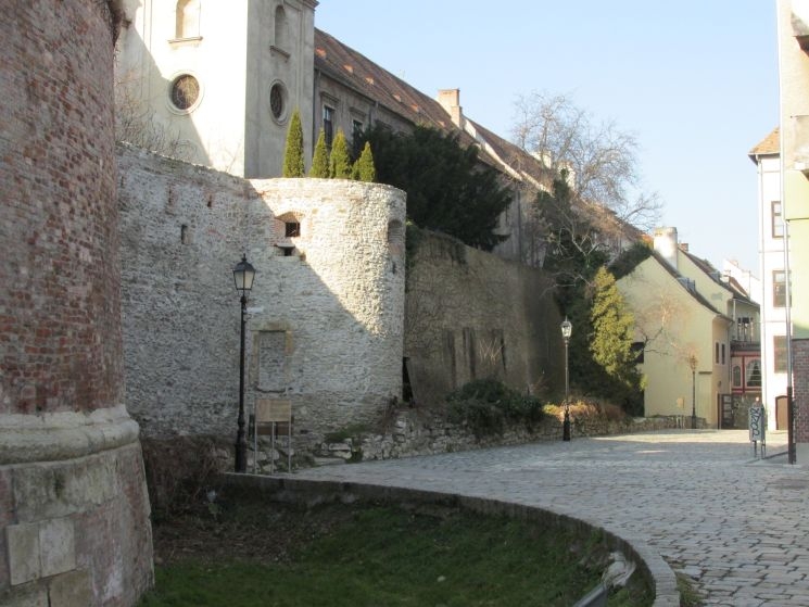 Séta a soproni Várfalsétány történelmi útvonalán Séta a soproni Várfalsétány történelmi útvonalán