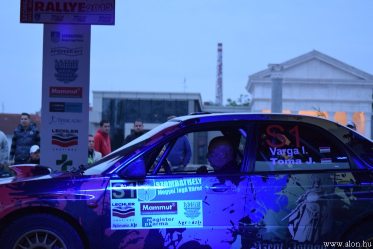 Sokan jöttek ki az Iseum Rallye péntek esti rajtjára Sokan jöttek ki az Iseum Rallye péntek esti rajtjára