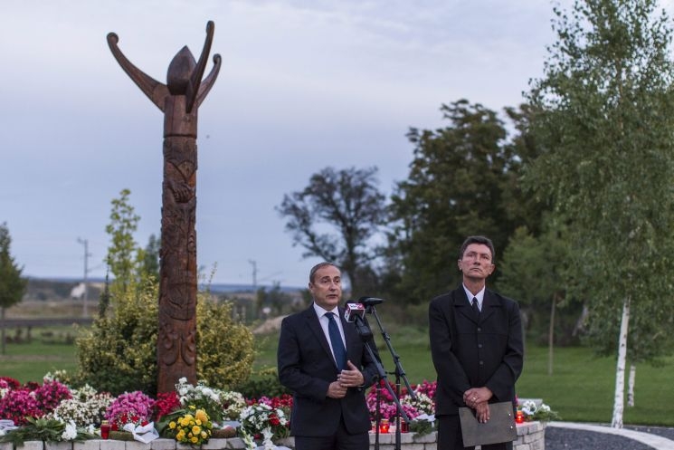 A vörösiszap-katasztrófára emlékeztek Kolontáron és Devecserben A vörösiszap-katasztrófára emlékeztek Kolontáron és Devecserben