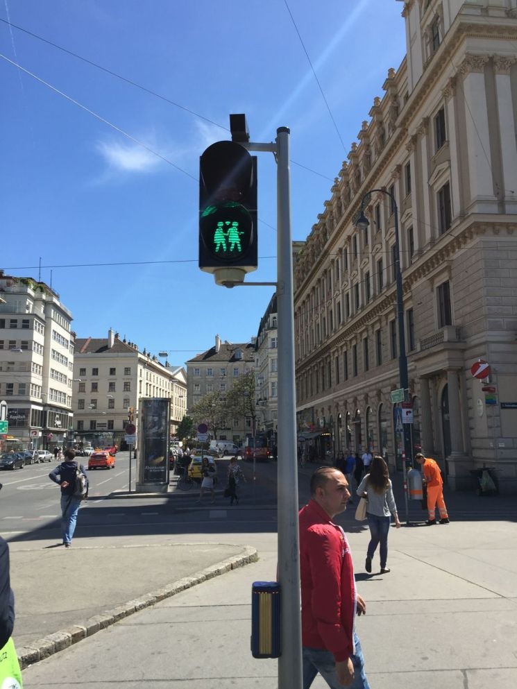 Társat kapnak a közlekedési lámpák emberalakjai Bécsben.