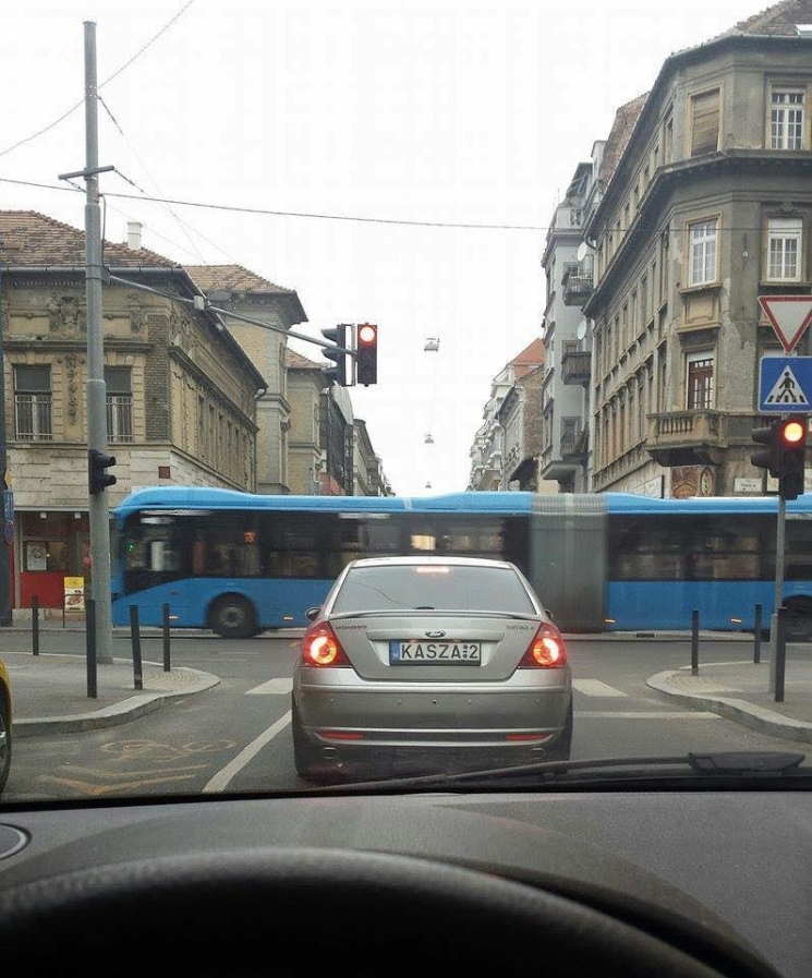 Kasza Tibor Kasza-2 rendszámú autót fotózott