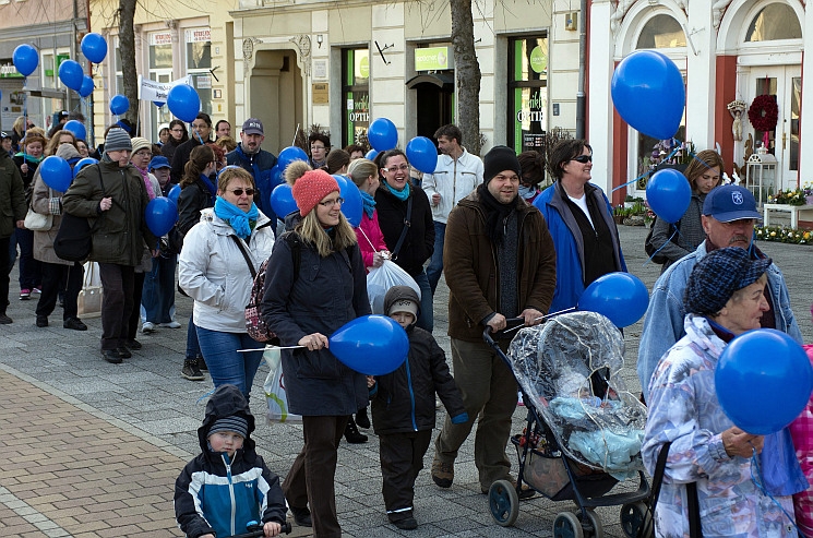 Kék séta volt Szombathelyen