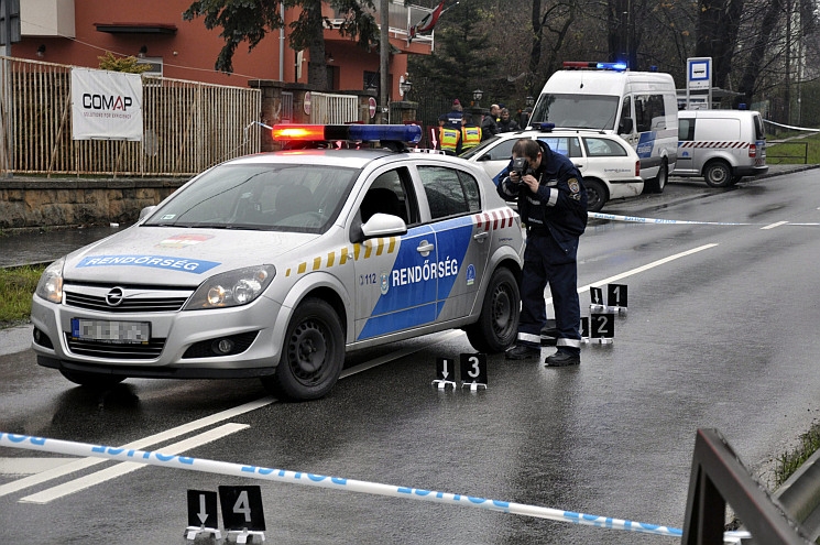 Helyszínelnek Budapest II. kerületében, a Hidegkúti úton 2014. december 7-én, ahol a rendőrök meglőttek egy fegyveres férfit Helyszínelnek Budapest II. kerületében, a Hidegkúti úton 2014. december 7-én, ahol a rendőrök meglőttek egy fegyveres férfit