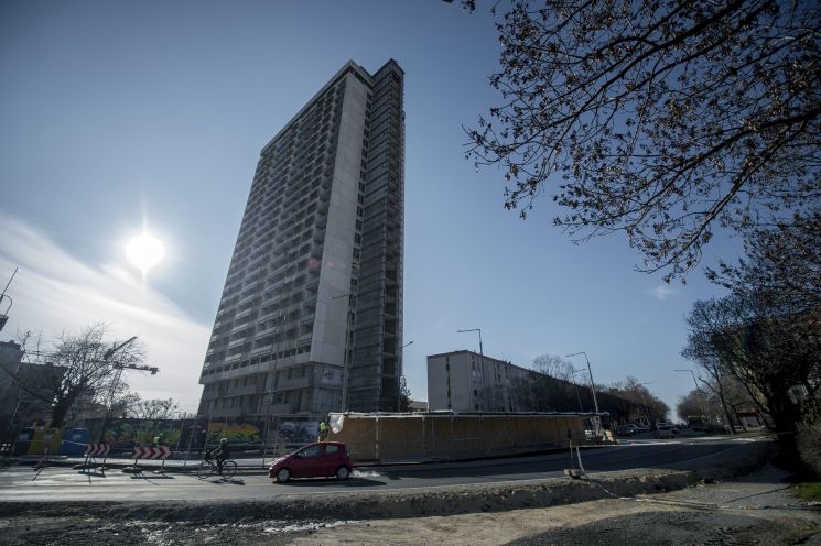 Ilyen a kilátás a bontás előtt álló pécsi magasházból