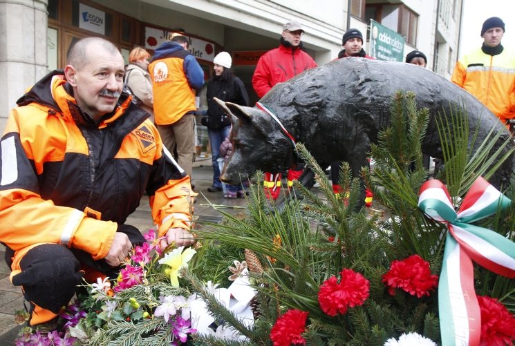 Mancsra, a legendás mentőkutyára emlékeztek Mancsra, a legendás mentőkutyára emlékeztek