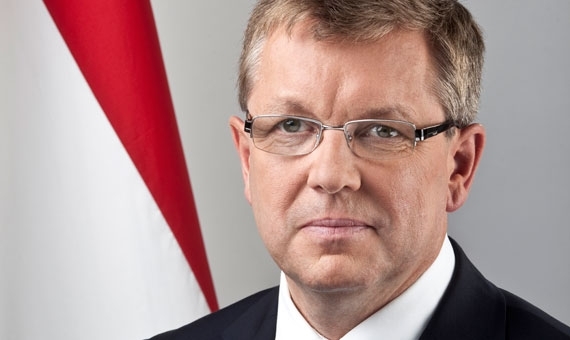 Sürgősen megdupláznák a vezetők fizetését az MNB-ben Sürgősen megdupláznák a vezetők fizetését az MNB-ben