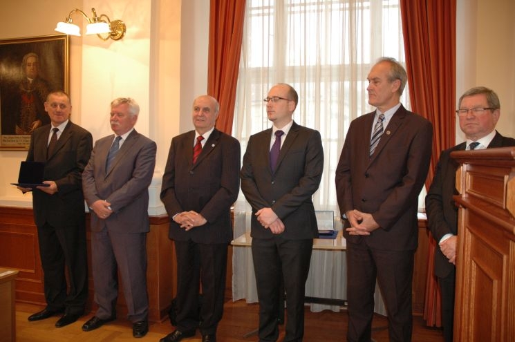 Kapolcsi Imre (balra) okleveles építőmérnököt Kiemelkedő mérnöki munkáért emlékplakettel jutalmazta a Vas Megyei Mérnöki Kamara