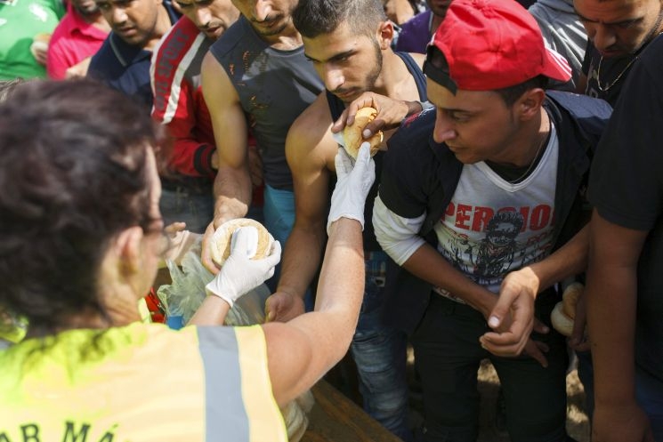 Péntek éjszaka is több száz migránst vittek Szentgotthárdra