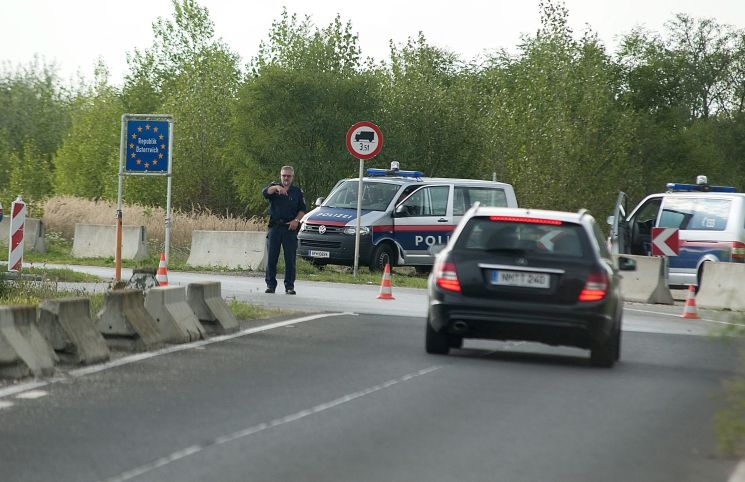 Hatalmas a tömeg a nickelsdorfi határátkelőnél Hatalmas a tömeg a nickelsdorfi határátkelőnél