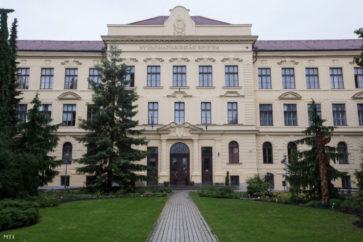 Idén is a legjobb egyetemek, főiskolák rangsorának első felében szerepel az NYME Idén is a legjobb egyetemek, főiskolák rangsorának első felében szerepel az NYME