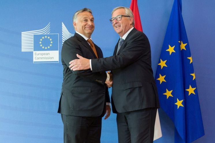 Juncker ezúttal nem "pofozta meg" Orbánt Juncker ezúttal nem "pofozta meg" Orbánt