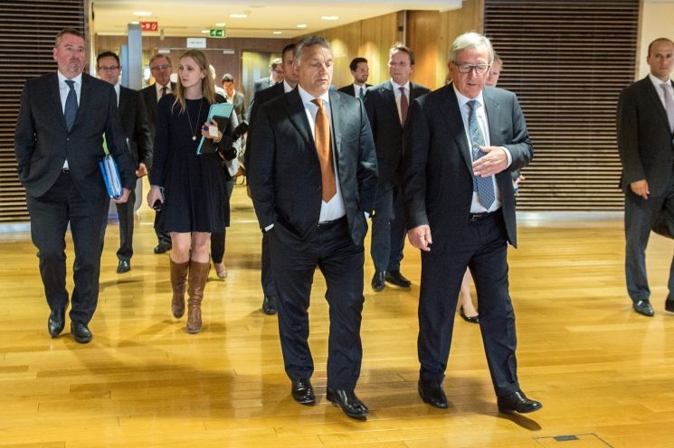 Juncker ezúttal nem "pofozta meg" Orbánt Juncker ezúttal nem "pofozta meg" Orbánt