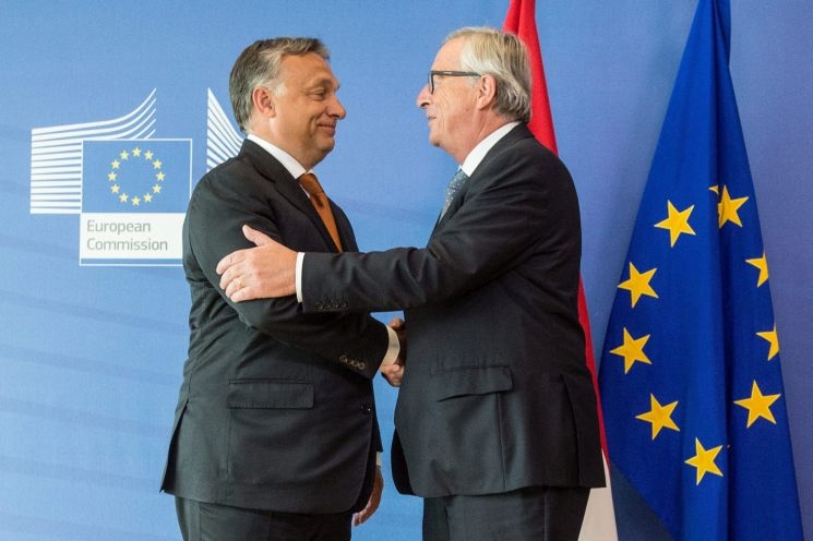 Juncker ezúttal nem "pofozta meg" Orbánt Juncker ezúttal nem "pofozta meg" Orbánt