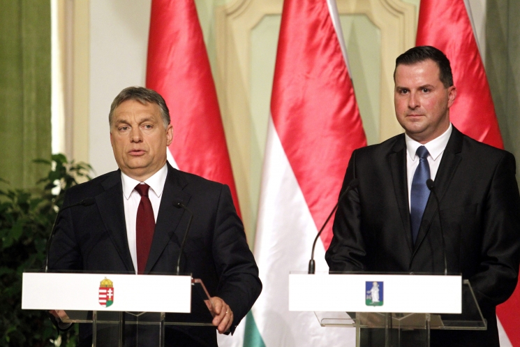 Orbán Viktor miniszterelnök (b) és Balaicz Zoltán polgármester a fejlesztési megállapodás aláírása után tartott sajtótájékoztatón a zalaegerszegi városháza dísztermében 2015. április 10-én. MTI Fotó: Varga György Orbán Viktor miniszterelnök (b) és Balaicz Zoltán polgármester a fejlesztési megállapodás aláírása után tartott sajtótájékoztatón a zalaegerszegi városháza dísztermében 2015. április 10-én. MTI Fotó: Varga György