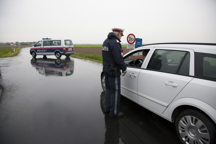 Fél évig még biztosan maradhat az ellenőrzés az osztrák-magyar határon Fél évig még biztosan maradhat az ellenőrzés az osztrák-magyar határon