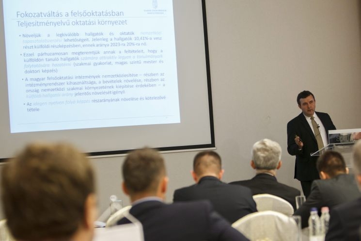 A felsőoktatási államtitkár Szombathellyel példálózott A felsőoktatási államtitkár Szombathellyel példálózott