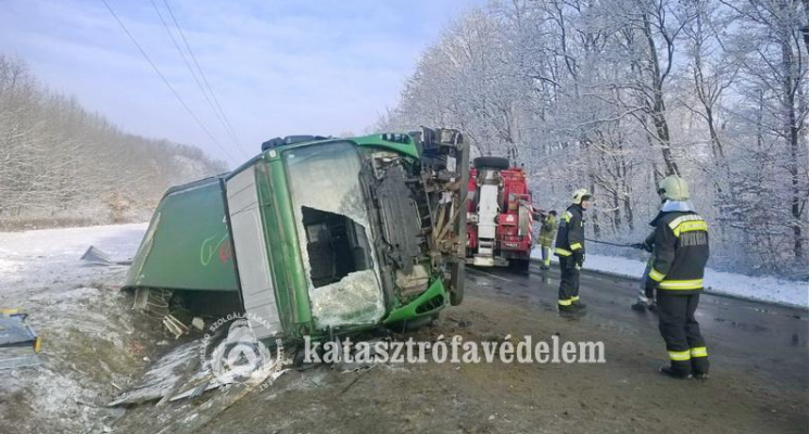 Súlyos sérüléseket szenvedett a postásautó sofőrje