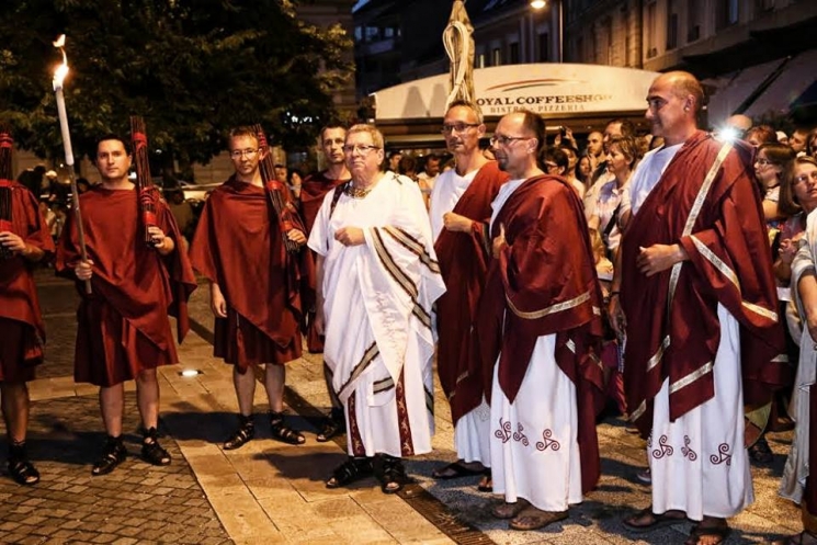 Szombathelyi városvezetők római öltözékben a karnevál nyitóestéjén
