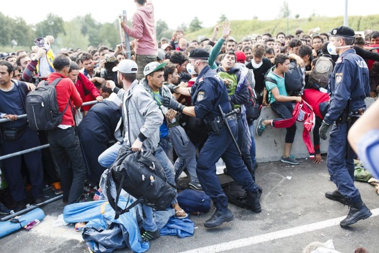 Péntek éjszaka is több száz migránst vittek Szentgotthárdra
