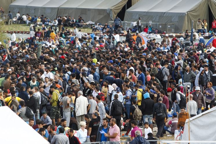 Péntek éjszaka is több száz migránst vittek Szentgotthárdra
