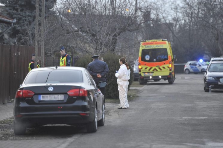 Megölte gyermekét, majd végzett magával egy rendőrnő Megölte gyermekét, majd végzett magával egy rendőrnő