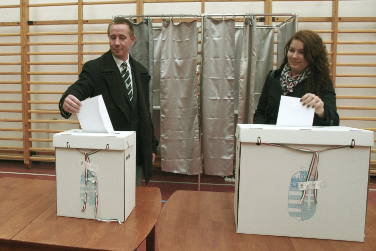 Rig Lajos, a Jobbik tapolcai választásokon induló országgyűlési képviselőjelöltje és felesége leadja szavazatát Veszprém megye 3-as számú országgyűlési egyéni választókerületében Rig Lajos, a Jobbik tapolcai választásokon induló országgyűlési képviselőjelöltje és felesége leadja szavazatát Veszprém megye 3-as számú országgyűlési egyéni választókerületében