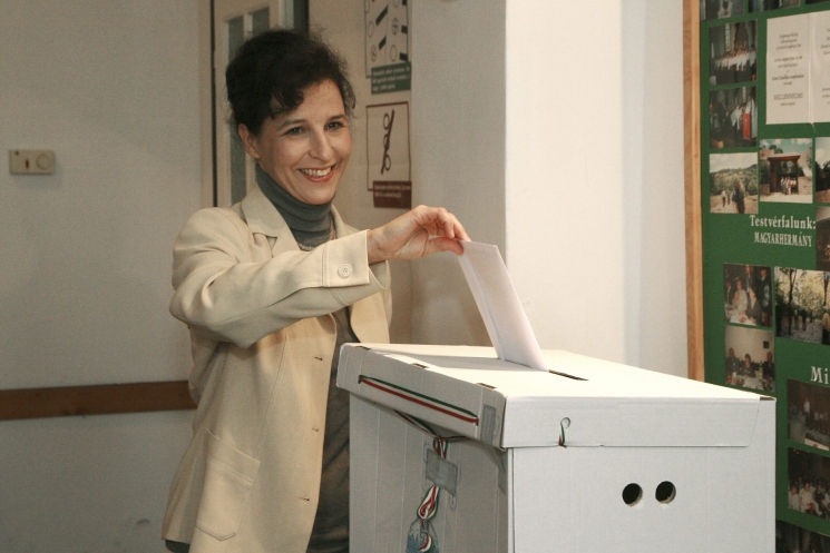 Sallee Barbara, a Lehet Más a Politika tapolcai országgyűlési képviselőjelöltje is leadta szavazatát Sallee Barbara, a Lehet Más a Politika tapolcai országgyűlési képviselőjelöltje is leadta szavazatát