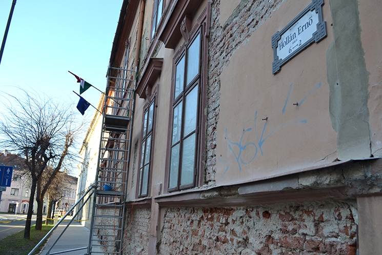 Még nem felújítás, hanem falkutatás – Bontják a Smidt Múzeum vakolatát Még nem felújítás, hanem falkutatás – Bontják a Smidt Múzeum vakolatát