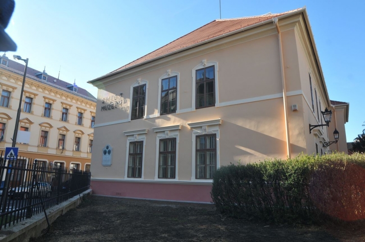 Szombathelyen átadtak egy homlokzatot és lehagytak egy ékezetet