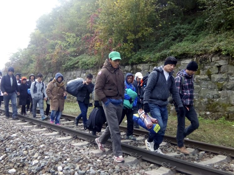 Migránsok ezrei szabadon gyalogolnak Ausztria belseje felé Migránsok ezrei szabadon gyalogolnak Ausztria belseje felé