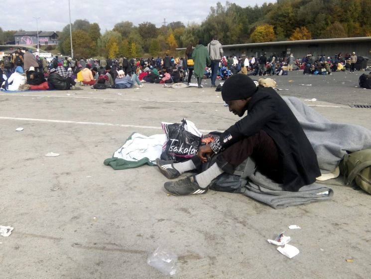 Migránsok ezrei szabadon gyalogolnak Ausztria belseje felé Migránsok ezrei szabadon gyalogolnak Ausztria belseje felé