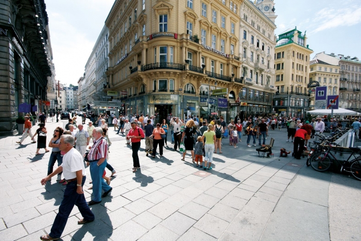 A Stephansdom környékén is sok gyalogos fordul meg.