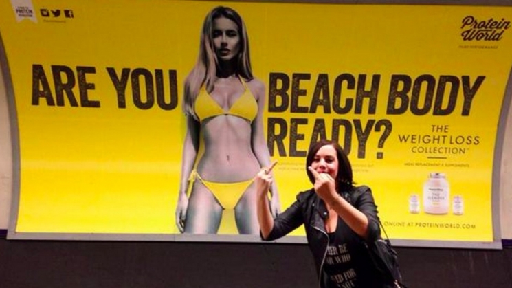 Kiakadtak nők az új bikinis óriásplakáton