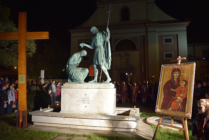 Az őszi lampionos felvonulás végállomása, a Szent Márton-templom Az őszi lampionos felvonulás végállomása, a Szent Márton-templom