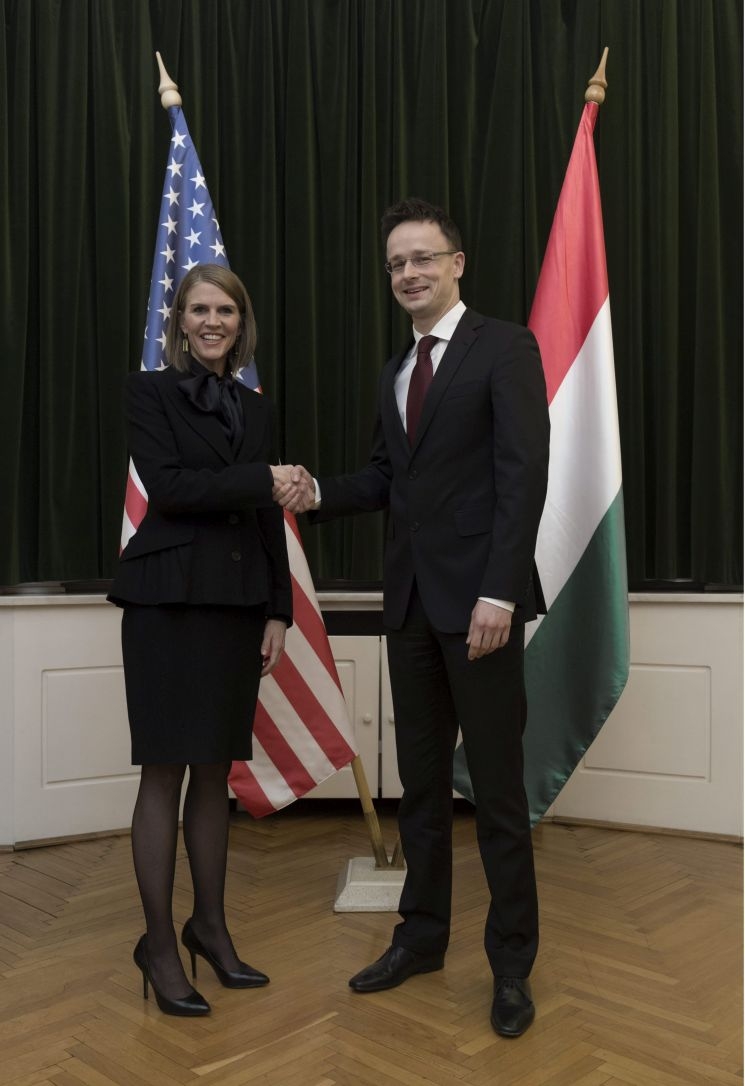 Szijjártó Péter az új amerikai nagykövet kezét szorongatja