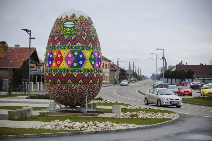 Műanyag kupakokkal díszített óriás húsvéti tojás Műanyag kupakokkal díszített óriás húsvéti tojás