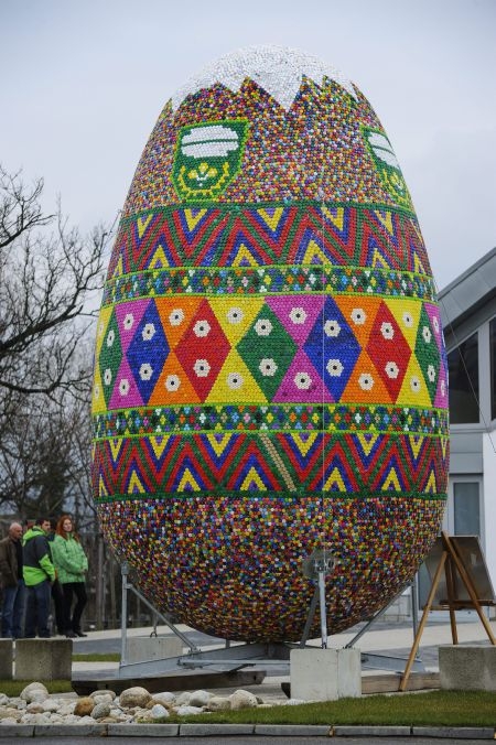 Műanyag kupakokkal díszített óriás húsvéti tojás Műanyag kupakokkal díszített óriás húsvéti tojás