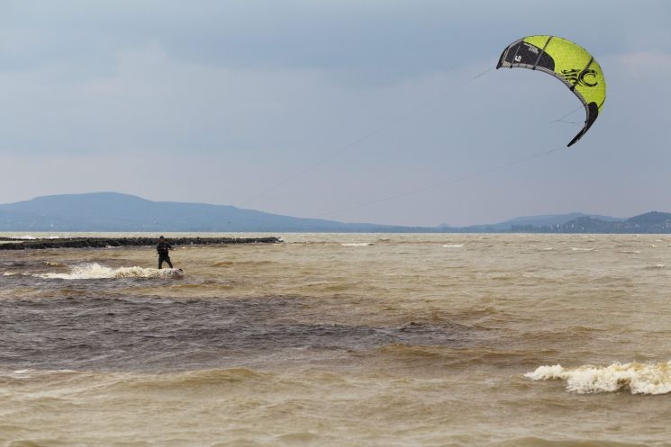 Hullámlovas a Balatonon